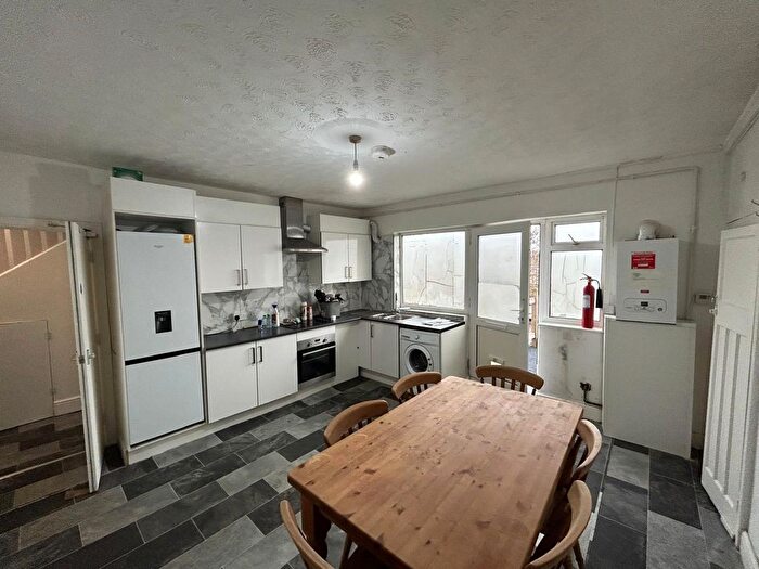 3 Bedroom Flat To Rent In Hampton Road West, TW13