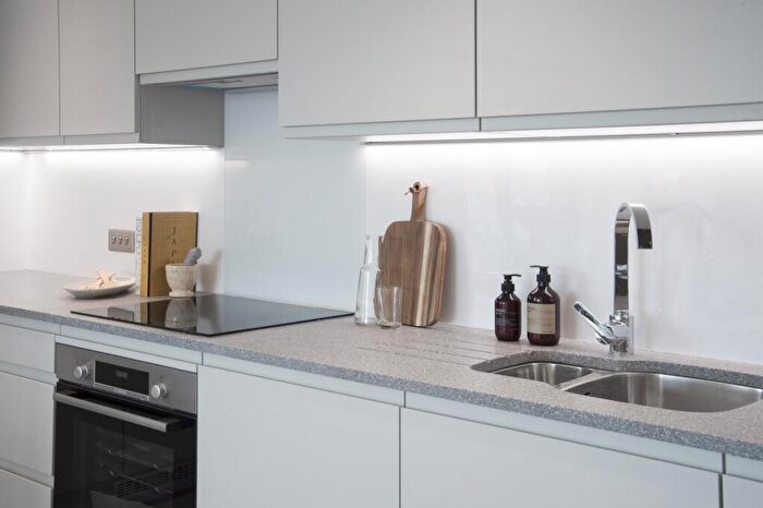 2 Bedroom Flat To Rent In Thames Quarter, Reading, RG1