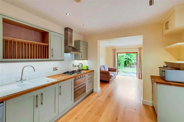 2 Bedroom Flat To Rent In Ferndale Road, Clapham North, SW4