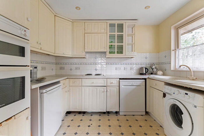 3 Bedroom Detached House For Sale In Roseneath Drive, Chiddingfold, GU8