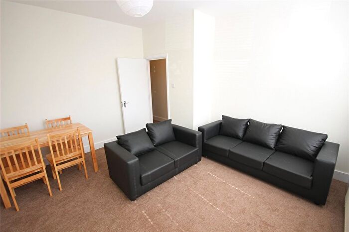 2 Bedroom Flat To Rent In Warwick Road, Bounds Green, London, N11