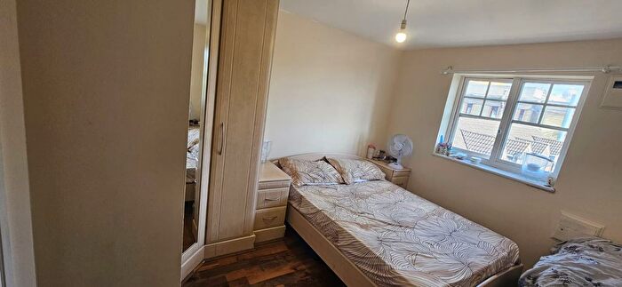 2 Bedroom Flat For Sale In Williams Drive, Hounslow, TW3