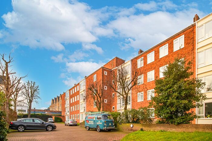 3 Bedroom Flat To Rent In Heathshott, Friars Stile Road, TW10