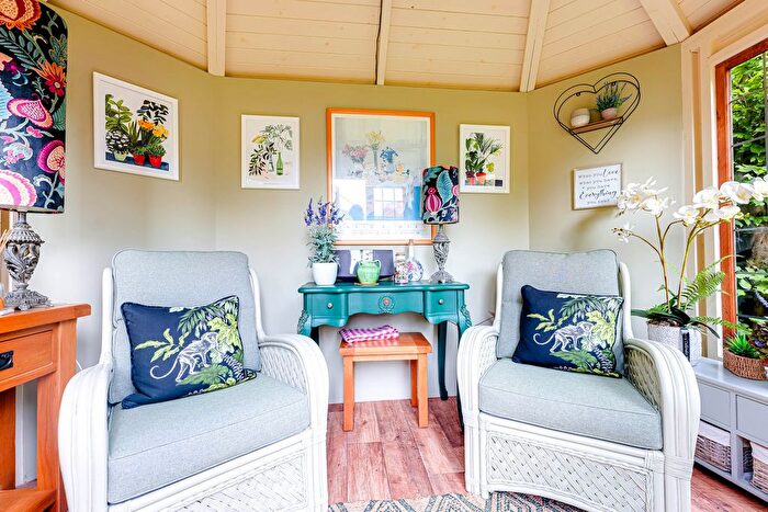 2 Bedroom Detached Bungalow For Sale In Oak Road, Rochford, SS4