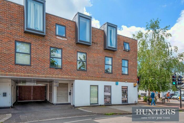 3 Bedroom Flat To Rent In The Metro Centre, St. Johns Road, Isleworth, TW7