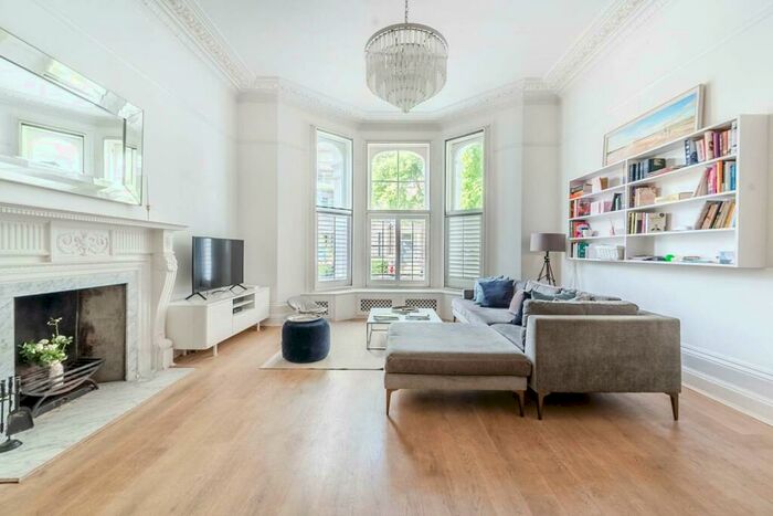 2 Bedroom Flat To Rent In Redcliffe Gardens, Chelsea, London, SW10