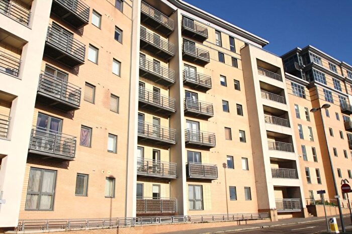 2 Bedroom Flat To Rent In Cromwell Court, Leeds, LS10