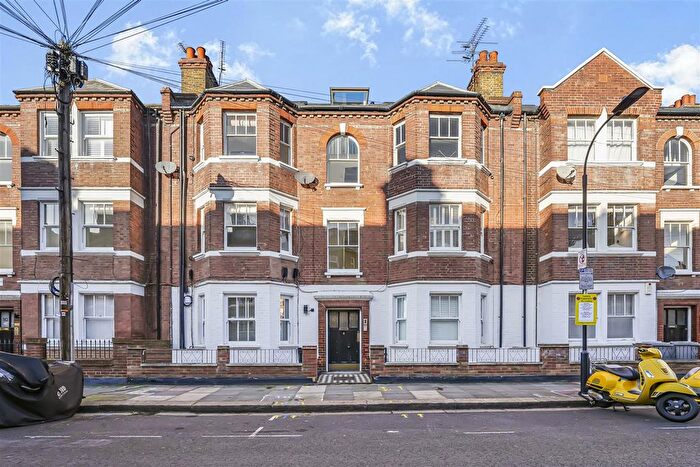 3 Bedroom Flat To Rent In Vera Road, London, SW6