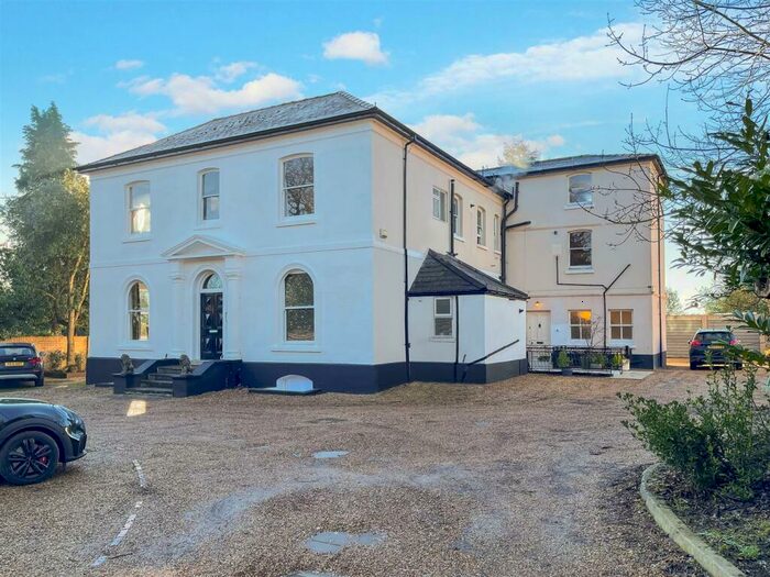 2 Bedroom Flat To Rent In Woburn Hill, Addlestone, KT15