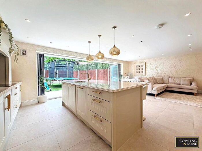 4 Bedroom Chalet For Sale In Burnt Mills Road, Basildon, SS13