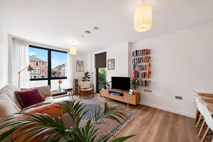 2 Bedroom Flat For Sale In Clapham Road, London, SW9