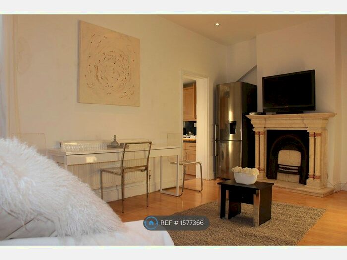 3 Bedroom End Of Terrace House To Rent In Blackshaw Road, London, SW17