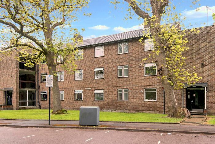 3 Bedroom Flat To Rent In Grice Court, London, N1