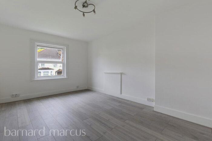 2 Bedroom Flat To Rent In Farnley Road, London, SE25