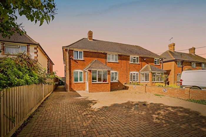 3 Bedroom Semi-Detached House For Sale In Lower Road, Aylesbury, Stoke Mandeville, HP22