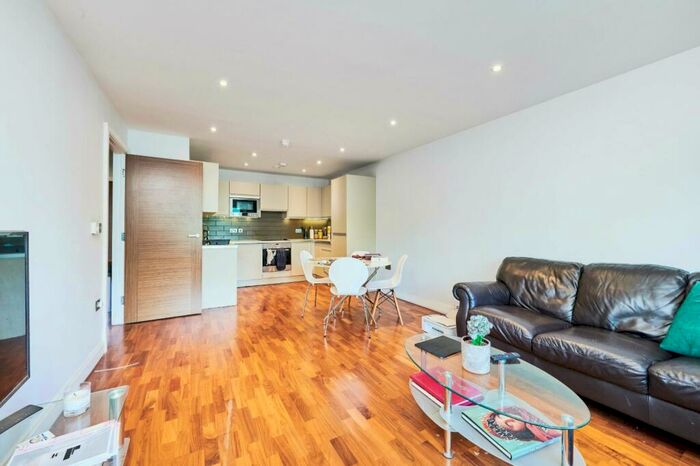2 Bedroom Flat To Rent In Holman Road, London, SW11