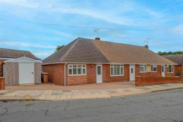 3 Bedroom Bungalow To Rent In Knightsdale Road, Ipswich, IP1