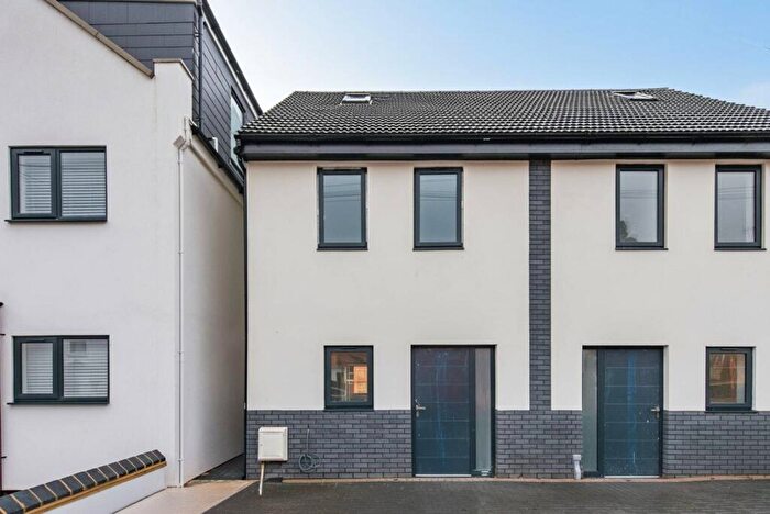 3 Bedroom Semi Detached House To Rent In Victoria Road, East Barnet, EN4