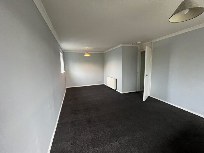 2 Bedroom Apartment To Rent In Mallard Crescent, Greenhills, G75