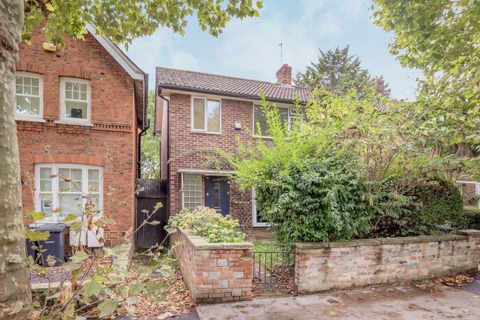 2 Bedroom Semi-Detached House To Rent In South View Road, London, N8