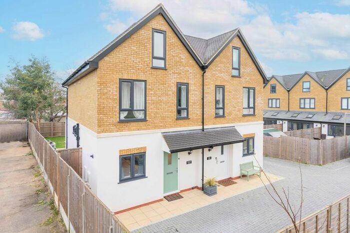 4 Bedroom Semi-Detached House To Rent In Field Common Lane, Walton-On-Thames, KT12