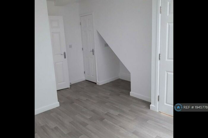 2 Bedroom Flat To Rent In Rodbourne Road, Swindon, SN2