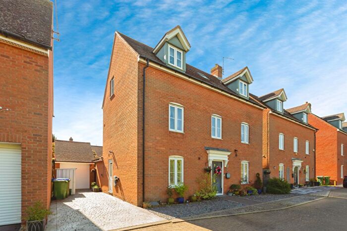 5 Bedroom Detached House For Sale In Tortoiseshell Road, Aylesbury, HP19