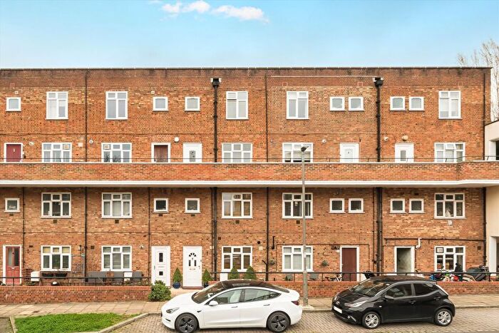 2 Bedroom Flat For Sale In Frensham Drive, Rohampton, SW15