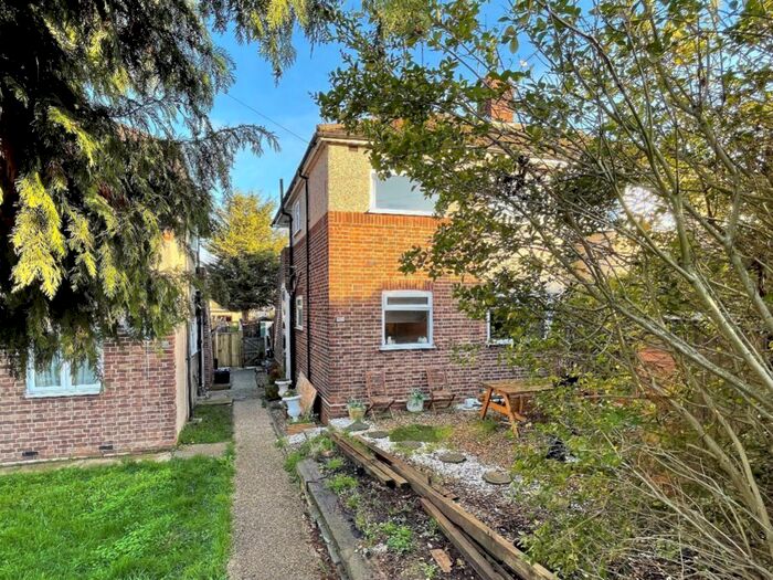 2 Bedroom Maisonette To Rent In Fullwell Avenue, Ilford, IG5