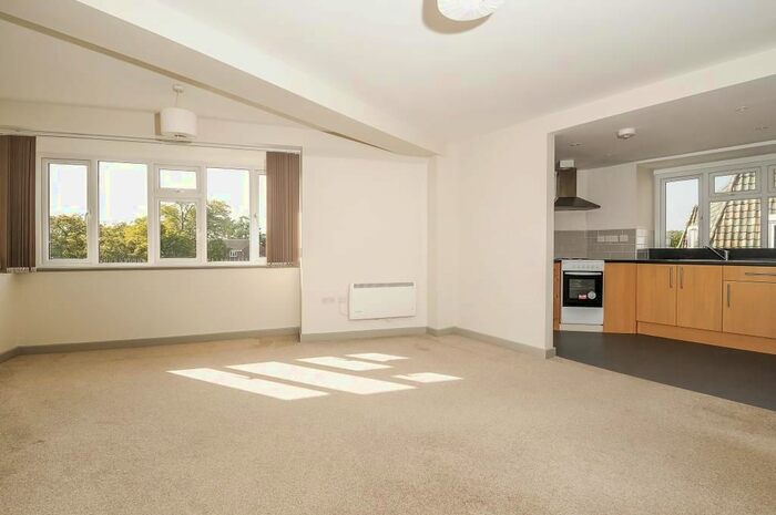 2 Bedroom Flat To Rent In Sunbury, Surrey, KT13