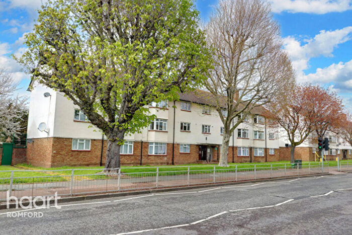 2 Bedroom Apartment For Sale In Dagenham Road, Romford, RM7