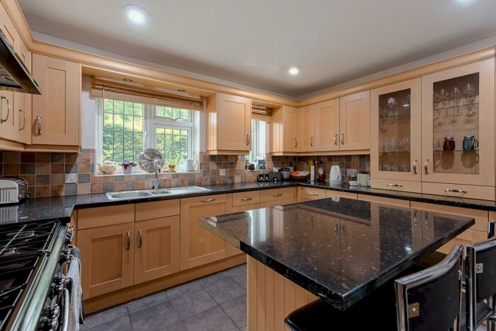 5 Bedroom Detached House To Rent In Denham Lane Chalfont St. Peter, SL9