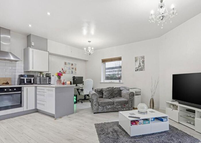 2 Bedroom Flat To Rent In The Cedars, Broxbourne, EN10