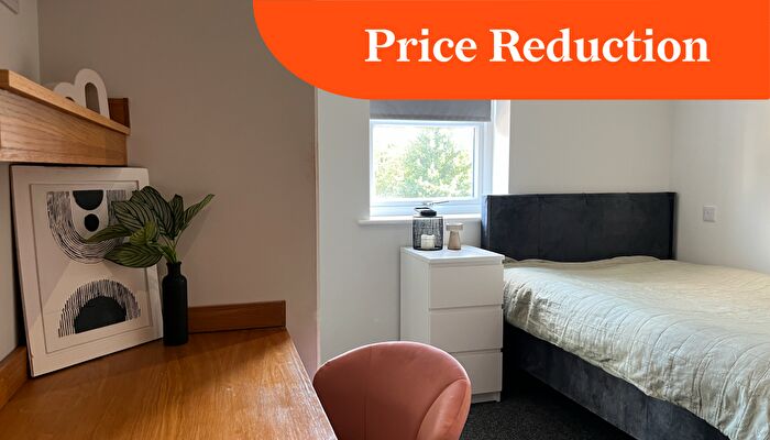 3 Bedroom Flat To Rent In Lord Tennyson // Bed & Bath // Ensuites // Aug, LN1