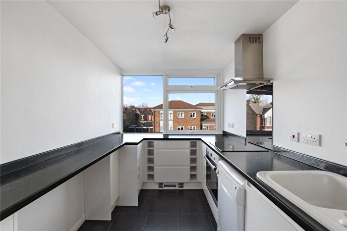 2 Bedroom Flat To Rent In The Chiltons, Grove Hill, South Woodford, E18