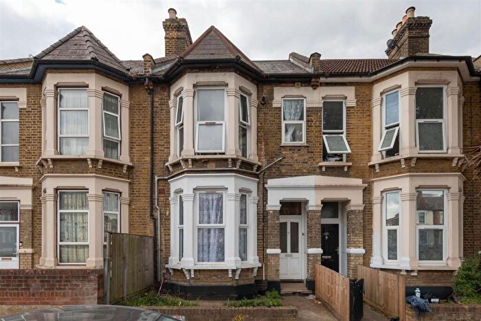2 Bedroom Flat For Sale In Romford Road, Forest Gate, E7
