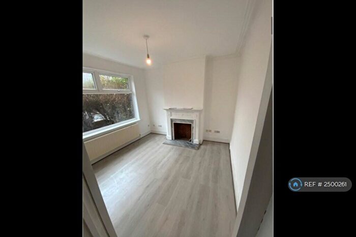 2 Bedroom Flat To Rent In Walthamstow, London, E17