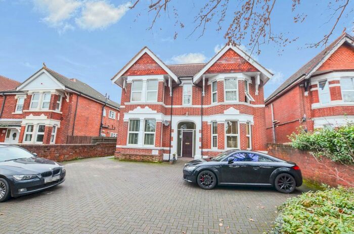 1 Bedroom Flat To Rent In Portsmouth Road, Southampton, Hampshire SO19