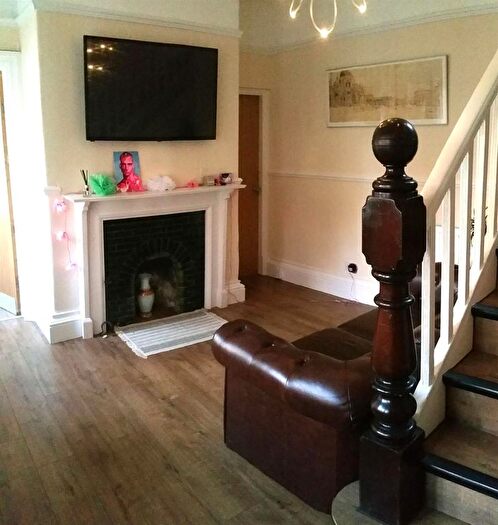 8 Bedroom Semi-Detached House To Rent In Ashlyn Grove, Manchester, M14