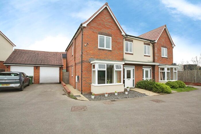 4 Bedroom Semi Detached House For Sale In Curtis Close, Rugby, CV21