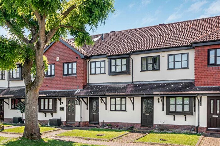 2 Bedroom Terraced House For Sale In Firs Wood Close, Potters Bar, EN6