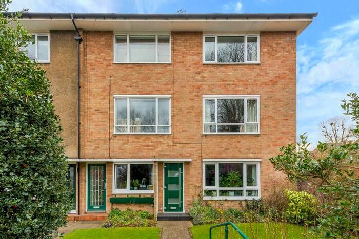 2 Bedroom Flat To Rent In Melvin Court, High Park Avenue, TW9