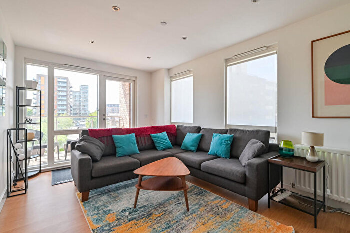 2 Bedroom Flat To Rent In Wimhurst Court, Tower Hamlets, London, E14