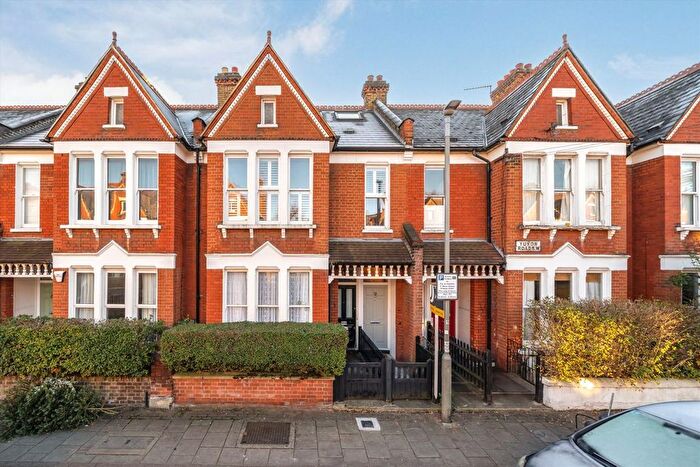 3 Bedroom Maisonette For Sale In Yukon Road, Balham, SW12