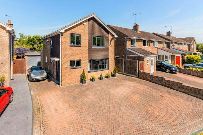 4 Bedroom Detached House For Sale In Meadow Close, Farmoor, OX2