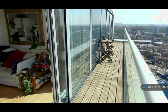 1 Bedroom Flat To Rent In Penthouse View, London, SE8
