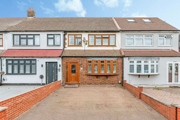 3 Bedroom Terraced House For Sale In Rainham Road, Rainham, RM13