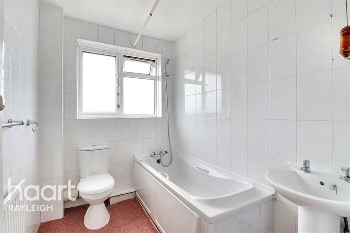5 Bedroom Detached House To Rent In Link Road, Canvey Island, SS8