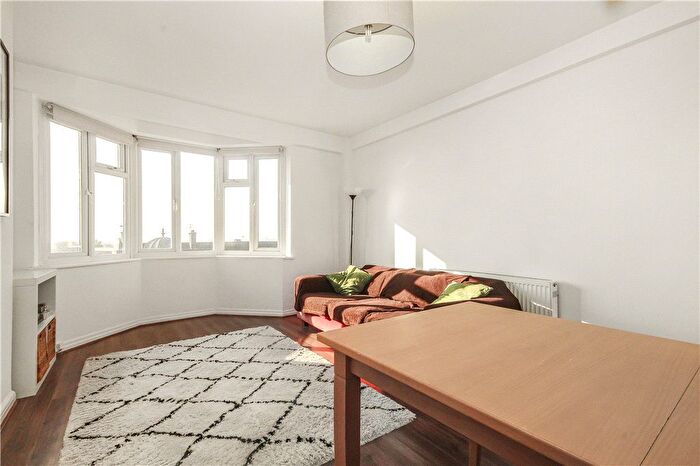 3 Bedroom Flat To Rent In Streatham High Road, London, SW16