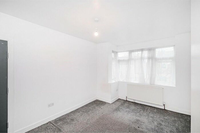 3 Bedroom Terraced House For Sale In Cavendish Drive, Leytonstone, E11